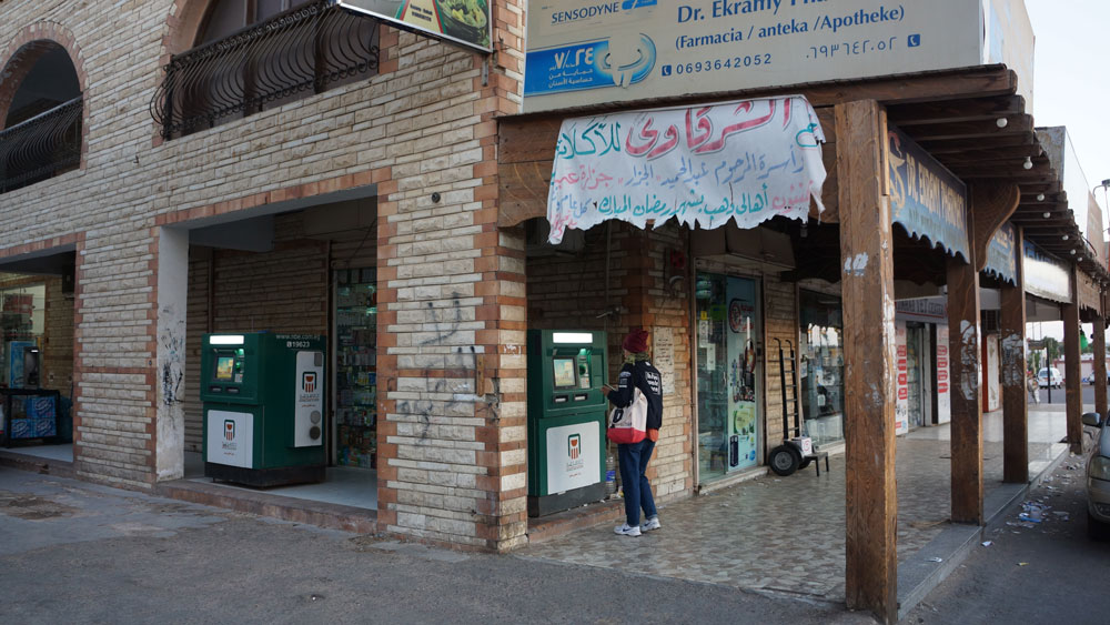 Мы снимали деньги в банкоматах Bank of Egypt на рынке Асала, ими пользуются и местные