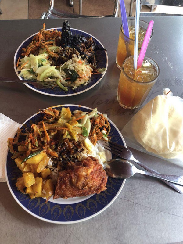 Типичный обед малайзийца — рис с курицей и овощами. Здесь любят курицу во фритюре с такой корочкой, что мяса там почти не остается. Порция риса огромная, мы просим убрать половину
