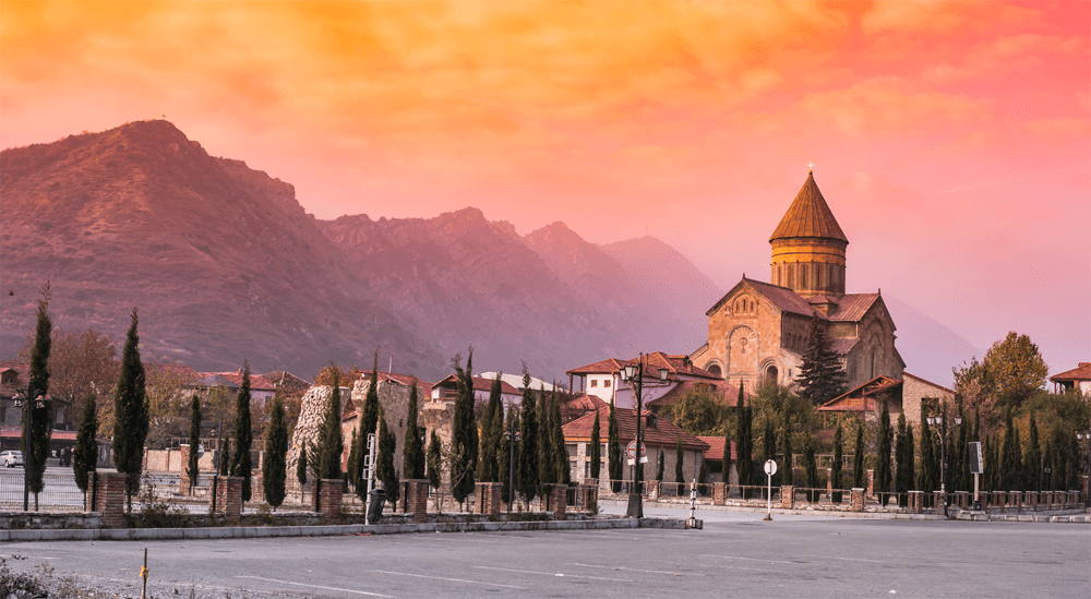 Древняя столица Мцхета находится совсем недалеко от современного центра Грузии — Тбилиси. Эти города — исторические памятники, в которых каждое здание и каждая улица таит целую историю