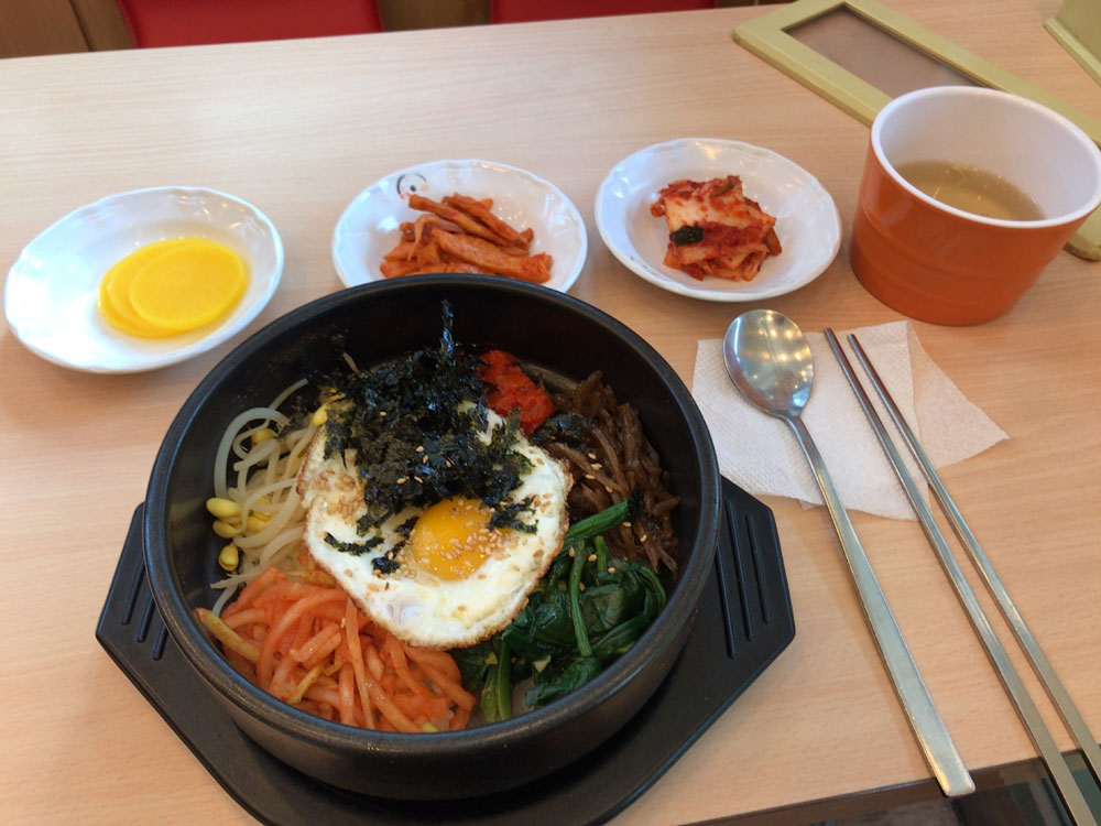 Традиционное корейское блюдо пибимпап. Обычно острый соус к нему подают отдельно, поэтому блюдо любят иностранцы, которые еще не привыкли к острой корейской еде. Стоит от 6000 ₩ (320 р.)