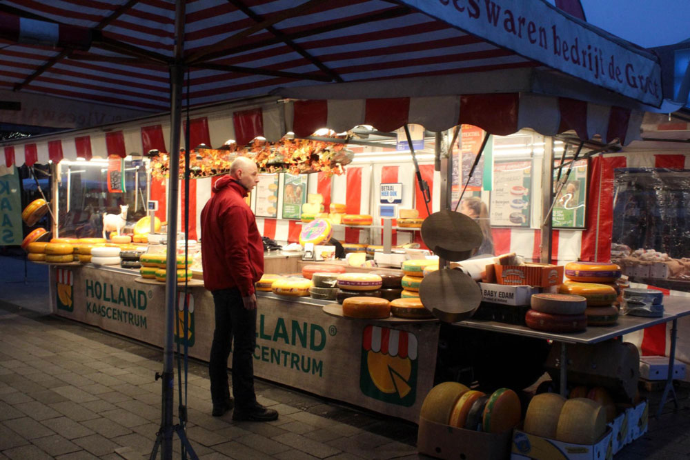 Сырный ряд на рынке в центре Энсхеде