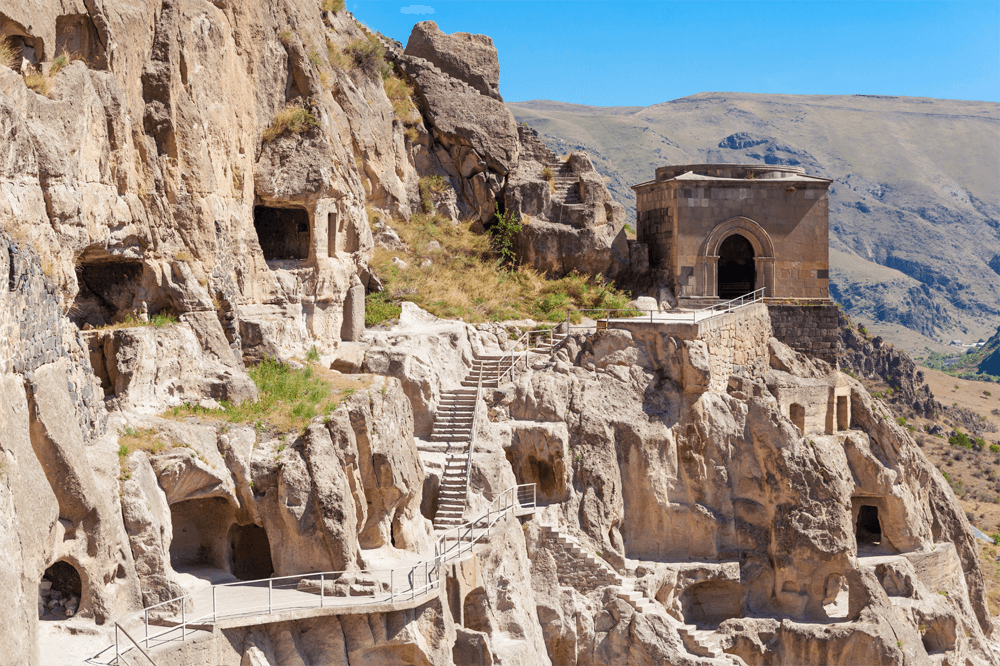 Пещерный монастырь Вардзиа — настоящий, если хотите, Горгород: когда-то был спрятан от людских глаз, а теперь стал достоянием страны